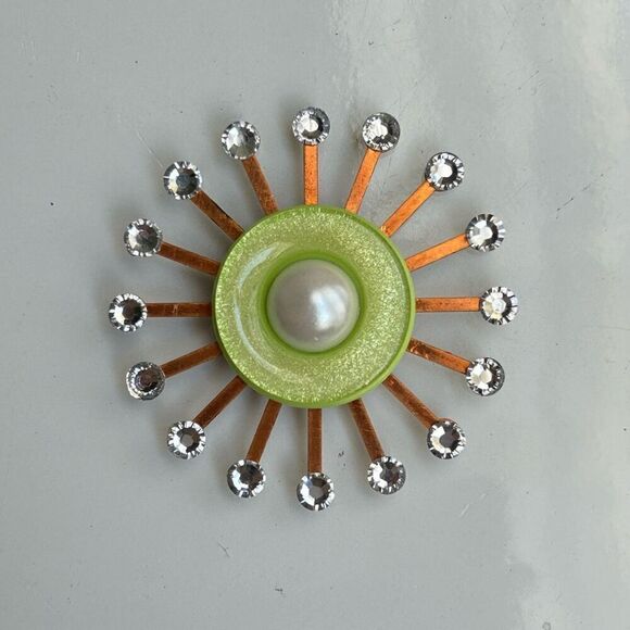 Vintage Upcycled Atomic Refrigerator Magnet Buttons Glitter Green White Pearl - Picture 1 of 5